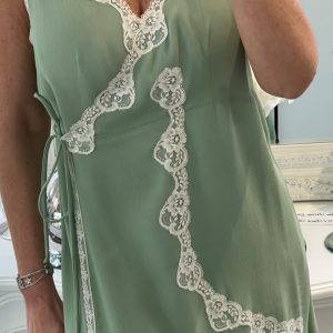 Blusa smanicata Verde con profili in pizzo