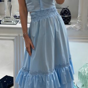 Completo camicia crop e gonna lunga balze con applicazioni macrame’ Azzurro