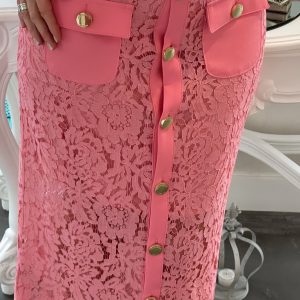 Gonna in Pizzo Rosa con Bottoni Oro e Tasche